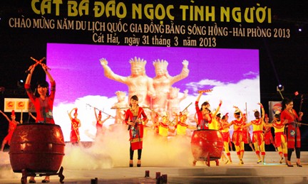 Kỷ niệm 54 năm ngày Chủ tịch Hồ Chí Minh về thăm làng cá và khai trương du lịch Cát Bà năm 2013 - ảnh 1